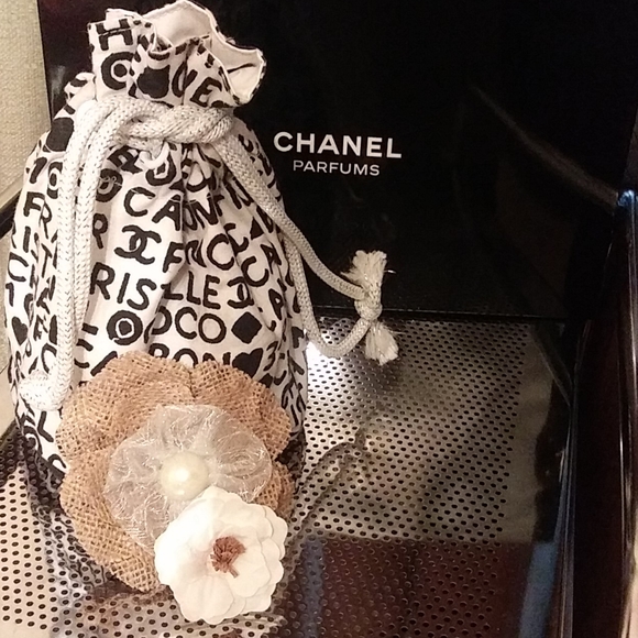 CHANEL VINTAGE BUCKET STLYE SMALL COSMETIC CASE - Picture 1 of 11